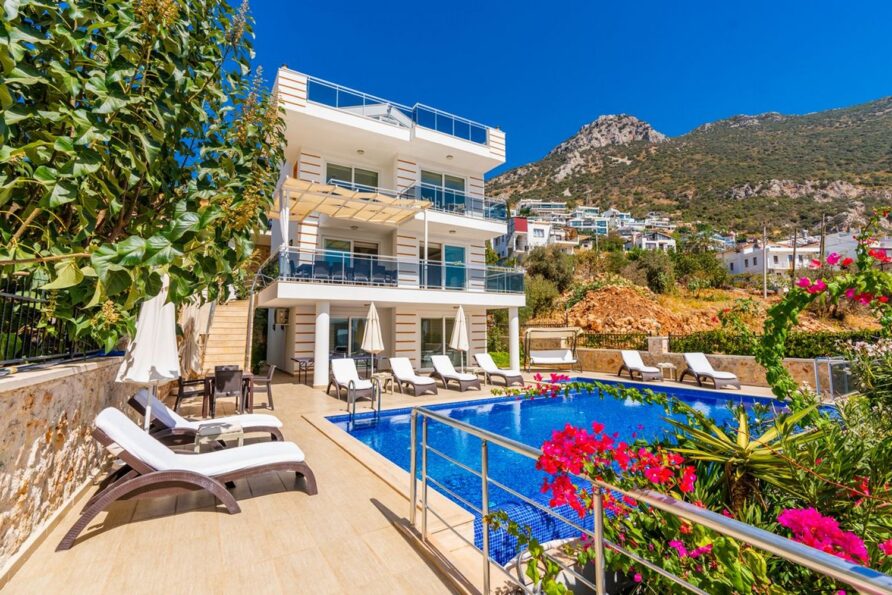 Deniz Manzaralı Kiralık Villa Lüks ve Huzur Dolu Tatil TVK94